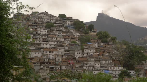 ブラジル リオデジャネイロのコルコバド山のふもとで シャンティのぼやけた静的なショット 撮影は日中に撮影されました 贖い主キリストの像は山の頂上に見ることができます — ストック動画