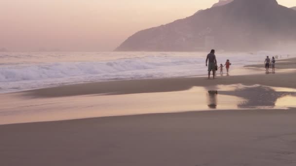 リオデジャネイロ ブラジル 2013年6月 早朝にイパネマビーチでサーフィンの準備をしようとしている男性サーファーのチルトダウン スローモーショントラッキングショット — ストック動画