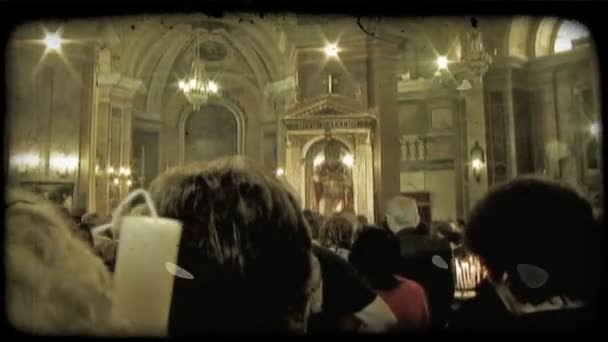 Люди Собираются Соборе Италии Поклониться Зажечь Свечи Винтажный Стилизованный Видеоклип — стоковое видео