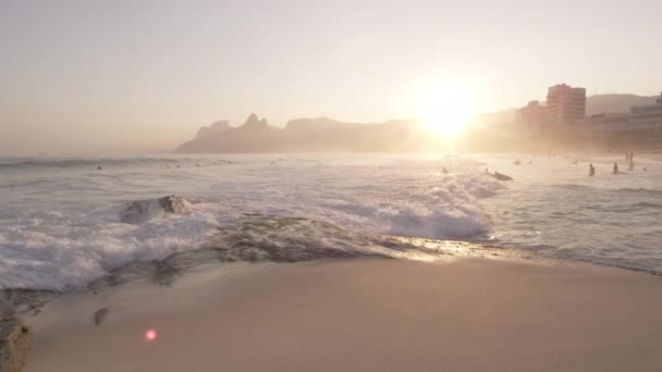 Медленное Движение Волн Катящихся Пляж Людей Плавающих Время Яркого Заката — стоковое видео