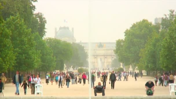 Pessoas Atravessam Descansam Uma Praça Paris — Vídeo de Stock
