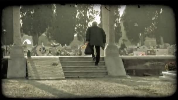 Muž Chodí Dolů Cesta Několik Schodů Pohřebiště Itálii Vintage Stylizované — Stock video