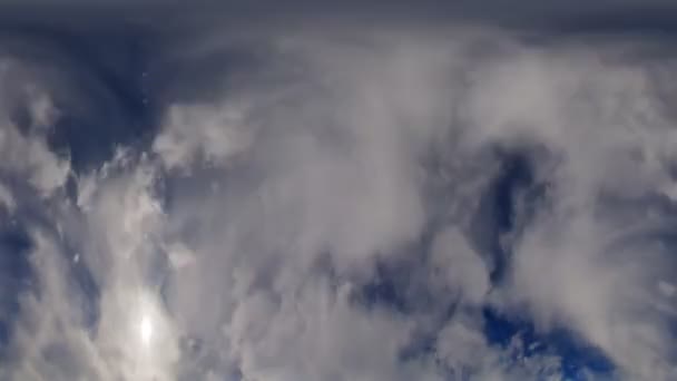 Fisheye Θέα Τροχαίο Σύννεφα Στροφή Προς Μέσα Κάτω Πλαίσιο — Αρχείο Βίντεο