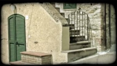Adımları bir bina İtalya arkasında bir kadeh. Vintage stilize video klip.