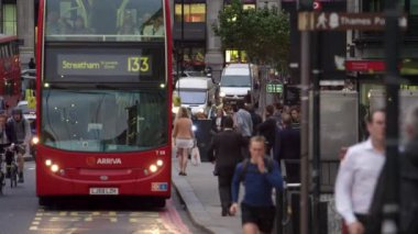 London, Büyük Britanya - 10 Ekim 2011: Rating rush hour sırasında işlek cadde üzerinde.