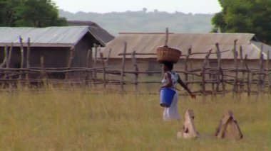 Afrika, Kenya - Ağustos 2010 yaklaşık: Geniş atış pan kadının kafasına sepeti alanı