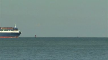 Çerçeve girerek bir kargo gemisi ile okyanusun atış.