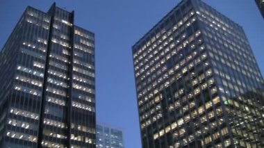 Vancouver'ın manzarası alacakaranlıkta orta tilt pan.