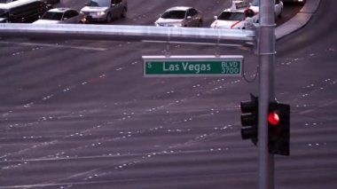 Las Vegas Blvd kavşağında hızlandırılmış. Dur ışığı kırmızıdır.