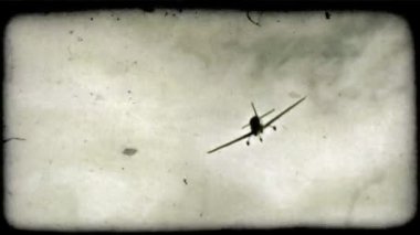 Küçük charter uçak hızla gökyüzüne bulutların geçmiş hedefine uçar. Vintage stilize video klip.