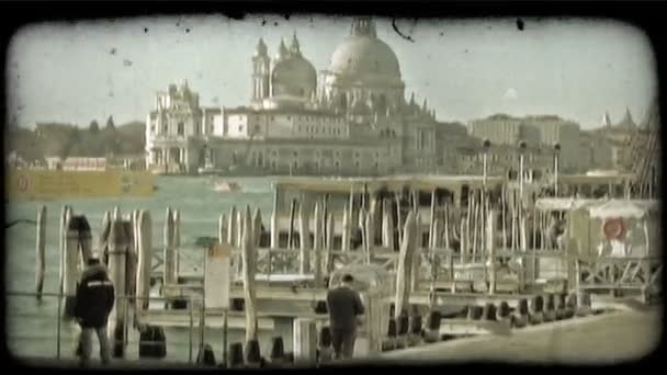 Tiro Distância Edifício Religioso Sobre Cais Itália Vintage Clipe Vídeo — Vídeo de Stock
