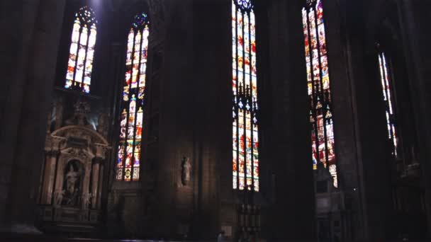 Μεγάλη Shot Από Παράθυρα Γυαλιού Λεκέδων Στην Εκκλησία Κλίση Μέχρι — Αρχείο Βίντεο