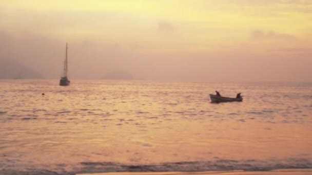 Barcos Flotando Mar Cerca Río Janeiro Brasil Tomadas Atardecer — Vídeo de stock