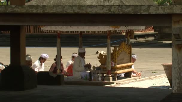 Bali Indonezja Około 2013 Szeroko Strzał Ludzi Świątyni Uroczystości — Wideo stockowe