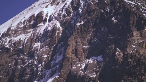 Tiro Estático Uma Montanha Estéril Coberta Com Neve Inverno Nos — Vídeo de Stock
