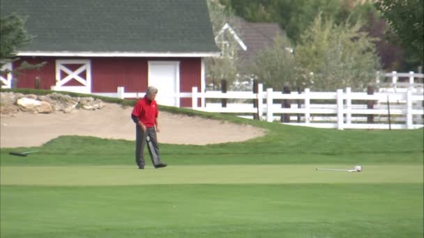 Tiro Médio Golfista Verde Ele Afunda Putt Aplaude Como Ele — Vídeo de Stock