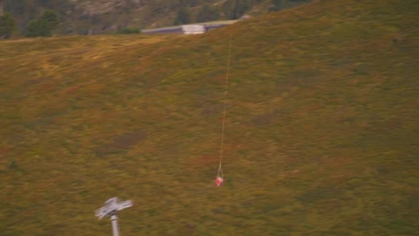 Prise Vue Longue Distance Hélicoptère Qui Transporte Objet Survole Les — Video