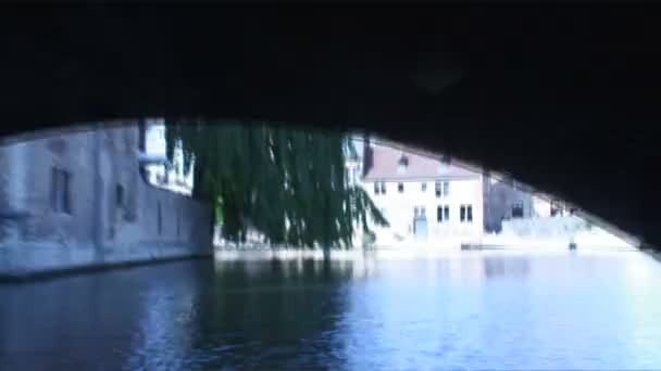 ベルギーのブルージュで運河の時間経過ショット — ストック動画