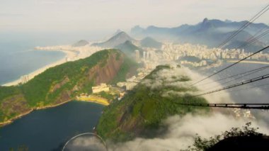Brezilya 'nın sakin sahili Rio de Janeiro, Brezilya' da sisli bir sabahta