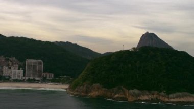 Rio de Janiero's moutains biri havadan görünümü, görünür sol bir plaj ile