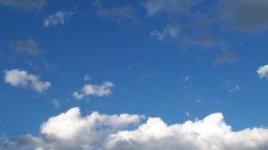 Kümülüs ve cirrus bulutlar Menderes mavi gökyüzü arasında hızlandırılmış.