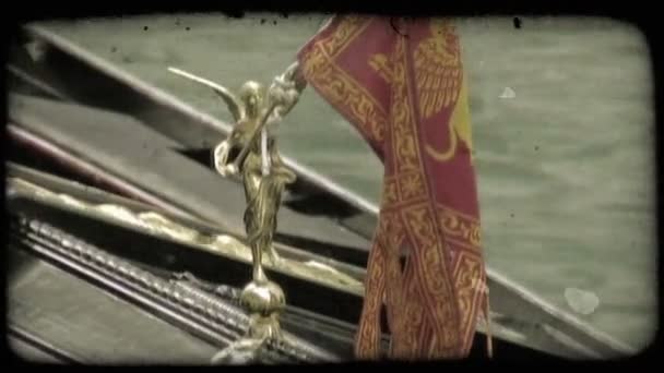 Средний Снимок Маленькой Золотой Статуэтки Гондоле Красным Флагом Винтажный Стилизованный — стоковое видео