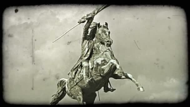 Снимок Статуи Вене Облака Пролетают Мимо Далеком Небе Винтажный Стилизованный — стоковое видео