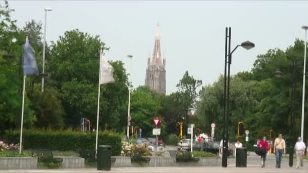 브뤼헤 벨기에 나무에 깃발을 흔들며 우리의 교회에의 첨탑을 보여주는 — 비디오