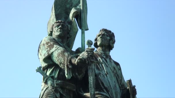 Aufnahme Einer Statue Von Zwei Männern Mit Einem Schwert — Stockvideo