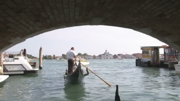 Venedig Italien Mai 2012 Aufnahme Einer Gondel Die Unter Einer — Stockvideo