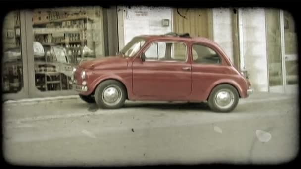 Schuss Eines Roten Autos Straßenrand Italien Vintage Stilisierter Videoclip — Stockvideo