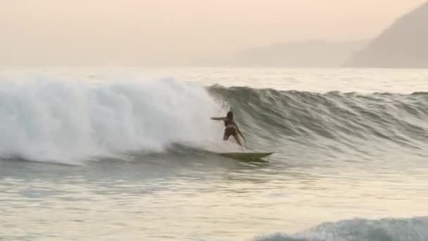 リオデジャネイロ 2013 スローモーション 波に乗って女性サーファーのパンショット 人々は海で泳いでいて ブラジル 山の街を背景に見ることができます — ストック動画