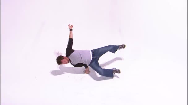 広い白い画面にハンド スタンドを行うブレイク ダンサーのショット — ストック動画