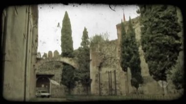Beyaz bir araba gibi bir İtalyan street aşağı bir eğim aşağı sürücüler. Vintage stilize video klip.