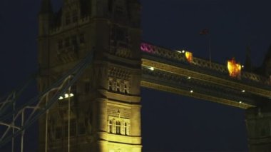Atış, gece Londra'da Thames Nehri üzerinde kule Köprüsü
