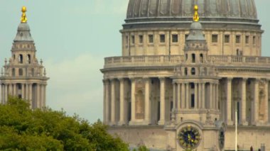 Londra ve iki küçük ayak St. Paul'ın Katedrali ana kubbe bir close-up.