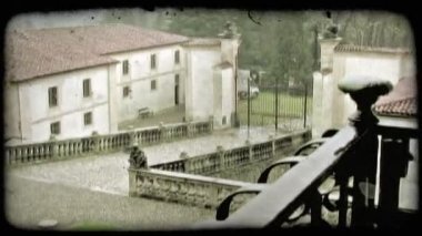 Atış bir evin ön kapısı'nın bir tava üzerinde çatı şu takip ettim. Vintage stilize video klip.