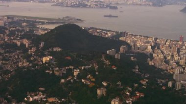 Rio de Janeiro, Atlantik Okyanusu ve kentsel yayılma hava tava. Kamera Rio'nun değişen mahalleleri arasında tava ise tekneler görüntülerin ufkundan geçmek.