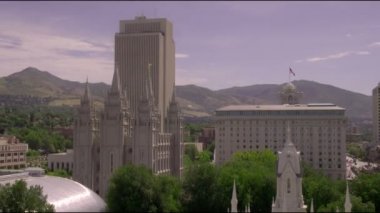 Salt Lake City, Utah 'taki Son Gün Azizleri Tapınağı Meydanı' ndaki İsa Kilisesi 'nin geniş açılı görüntüsü.