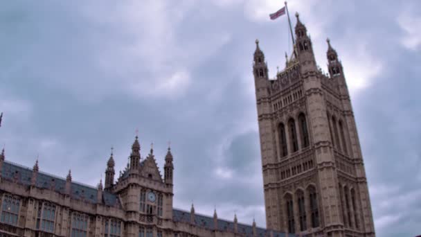 Vista Estacionaria Westminster Contra Cielo Azul Londres Inglaterra — Vídeos de Stock