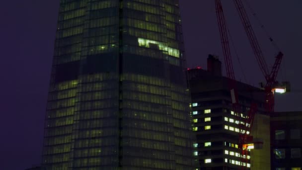 Stationär Bild Londons Kontorsbyggnader Mörker Några Fönstren Lyser — Stockvideo