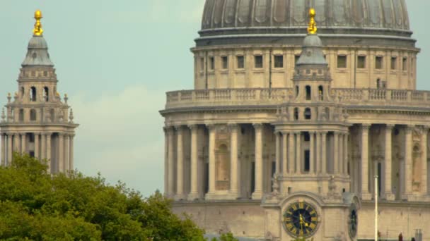 Close Main Dome Paul Cathedral London England Two Smaller Pillars — Stock Video