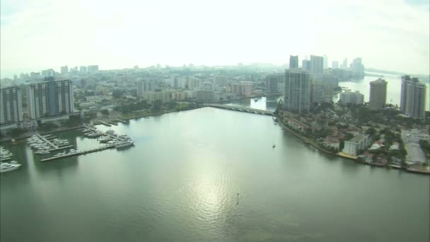 Letecký snímek Miami budov a přístavů.