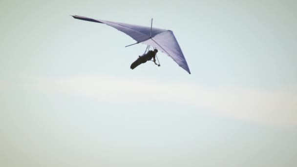 Hang Glider Látható Repül Levegőben Első Kanyarban Jobbra Majd Kezd — Stock videók