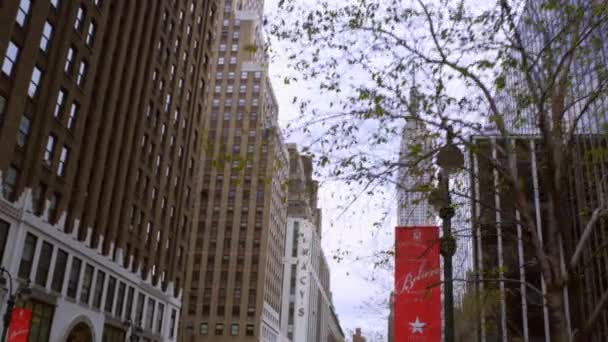 Tracking Shot Körning Mot Empire State Building Nyc — Stockvideo