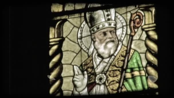 在意大利教堂的彩色玻璃窗口的镜头 复古风格化视频剪辑 — 图库视频影像