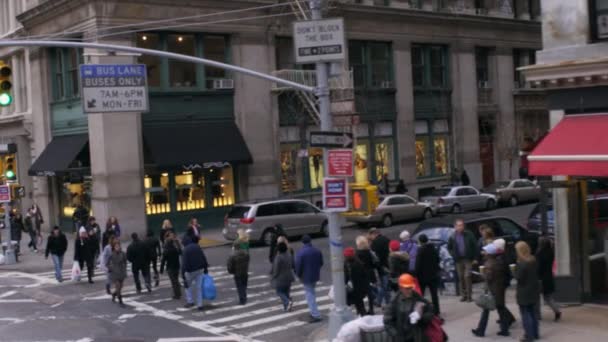 Dolly Strzał Ludzi Przekraczających Skrzyżowanie Nowym Jorku Istnieje Kilka Pieszych — Wideo stockowe
