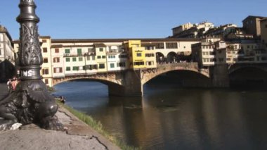 Geniş su üzerinde üstte evleriyle Köprüsü'nün atış