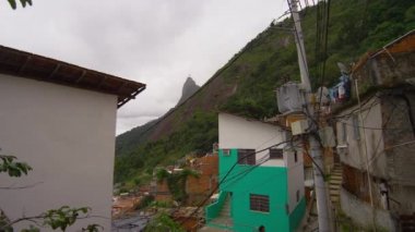 Rio de Janeiro, Brezilya içinde favela bir kadeh. Video statik bir atış ve sonra sağa kaydırmak başlayan.