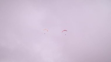Uzun mesafe atış iki paraşütler yakından birbirine iplik. Kamera folllows paraşütler hareketleri